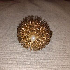 Vintage gold tone flower design scarf clip.
